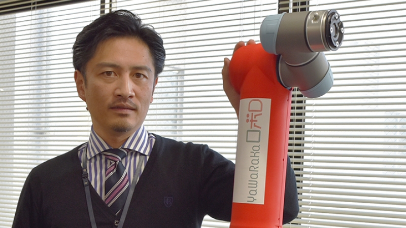 記者もやってみた！ 触れた瞬間「ピタッ」と止まるロボット用安全カバー【前編】／三重ロボット……