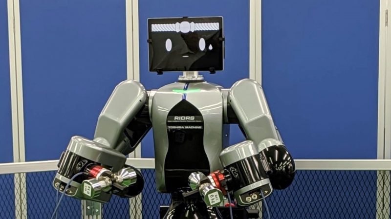「私、重い部品も持てます」、力持ちなヒト型の双腕協働ロボット／東芝機械ソリューションフェア……