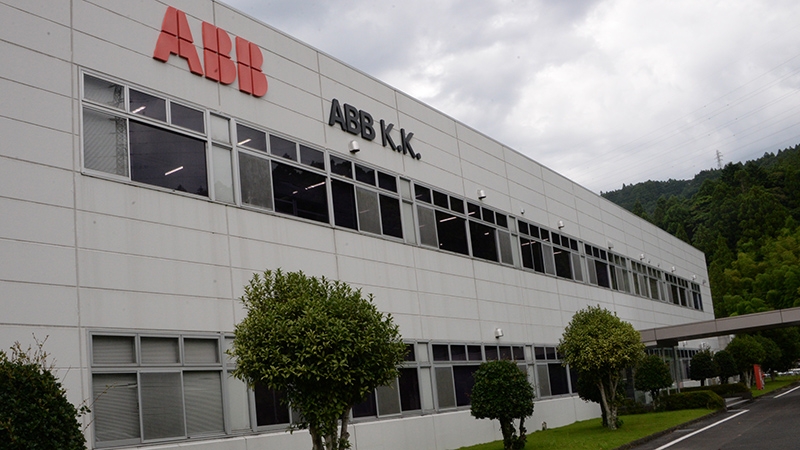 塗装ロボットが熟練工の技をまねる、日本市場のさらなる開拓へ／ABB