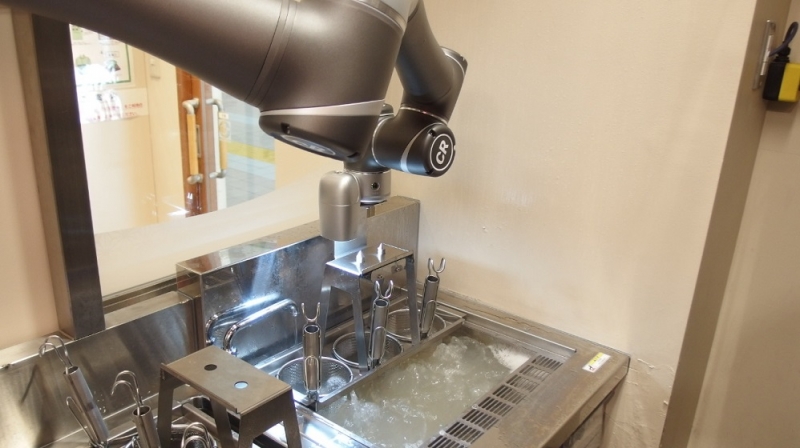 ［ロボットが活躍する現場vol.13］立ち食いそば屋でロボットが麺をゆでる