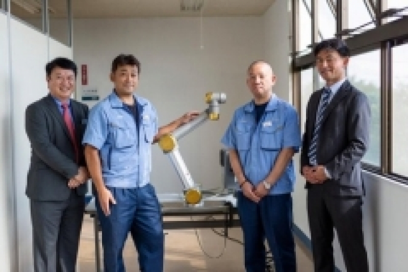 出荷台数２万5000台を記念して金色のロボ贈呈／ユニバーサルロボット