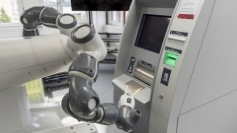 協働ロボットでATM向けソフトウエアの動作試験を自動化／ABB