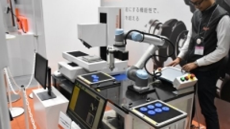 硬さ試験機とロボットを組み合わせて披露／ミツトヨ