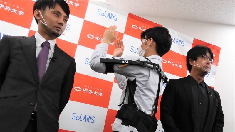 腕の重さの支持に特化したアシスト装置を発売／SoLARIS