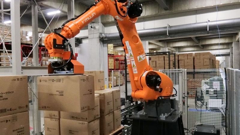 無地ケース対応の混載デパレタイズロボット稼働開始／MUJIN