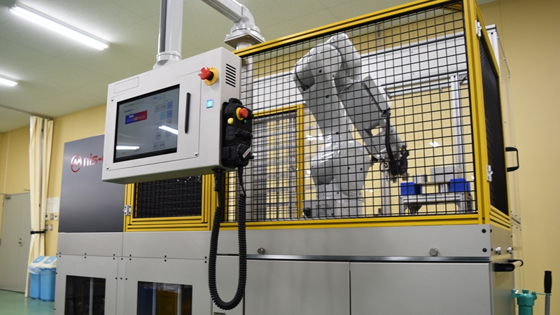 多品種少量生産の自動化に！　ワーク脱着用のロボシステム／日成電機製作所