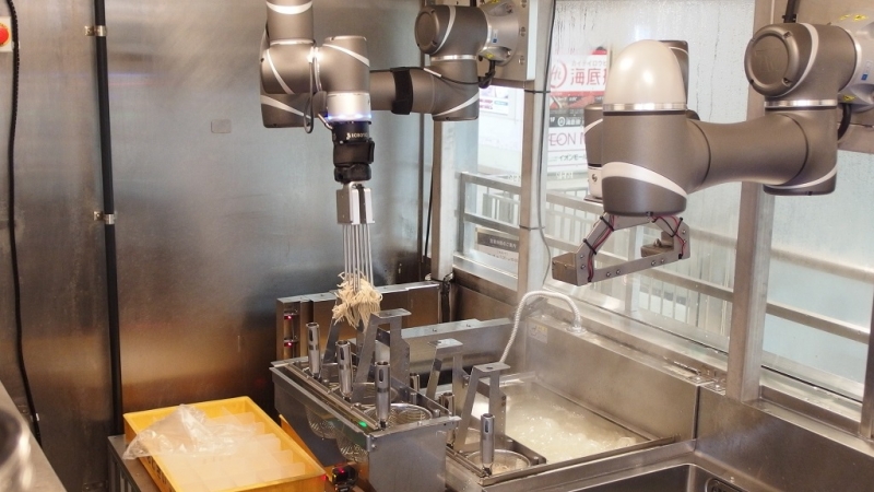 海浜幕張駅でロボットがそばをゆでる、２本腕モデルが初稼働／JR東日本スタートアップ、コネク……