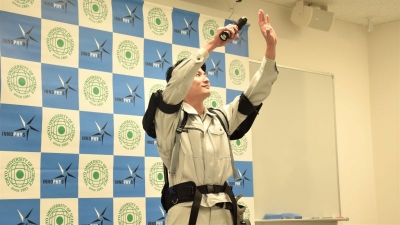 部品の組み付けなどに！ 腕上げ作業のアシスト装置を発表／イノフィス