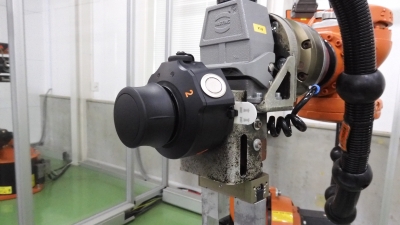 直接操作してロボットの教示も！ 新製品の販売本格化／KUKA