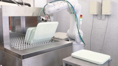 食事トレーの洗浄業務を自動化／チトセロボティクス
