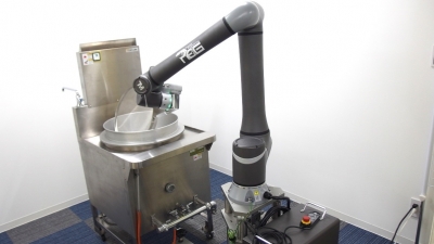 協働ロボットで麺ゆでの自動化を提案／富士工業所、プレミアエンジニアリング