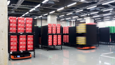 本社併設の都内物流センターを棚搬送AGVで自動化／レッドホースコーポレーション