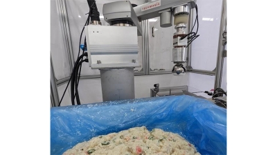ロボットが盛り付けた総菜をテスト販売／TechMagic
