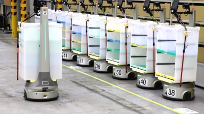 アパレル倉庫に物流ロボット、人の「密」も防止／GROUND