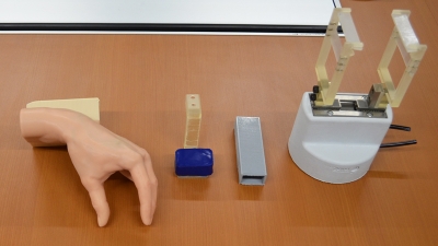 柔軟なゲル素材で、さまざまな物を優しくつかむ／タナック