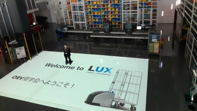 ショールーム「LUX」で物流ロボットのデモを披露／オカムラ