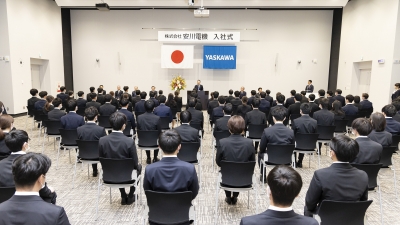 マスク外し、新社長とともに入社式／安川電機