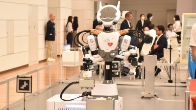 ３社合同展で、移動双腕ロボが自ら充電／THK、SMC、ハーモニック・ドライブ・システムズ
