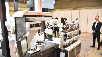 簡単に扱えるロボ提案、製造業向け展示会で相次ぐ