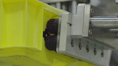 立体構造の柔軟指でリブがある通い箱を把持／KiQ Robotics