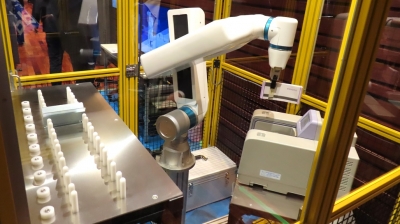 自社展でロボット披露、金融・流通事業者などの注目集める／ローレルバンクマシン