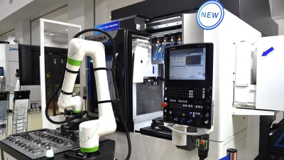 内覧会で協働ロボットシステムの新製品を発表／オークマ