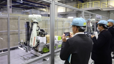 物流業界向け内覧会でデバンニングロボットの高速化をアピール／川崎重工業