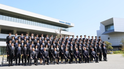 桜の開花とともに82人が入社／安川電機