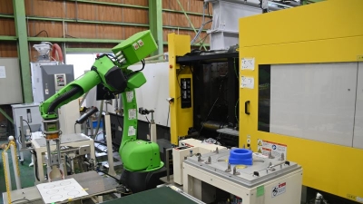 [ロボットが活躍する現場 vol.36]樹脂成形の現場が一変！ ５年で生産性２倍に【前編】……