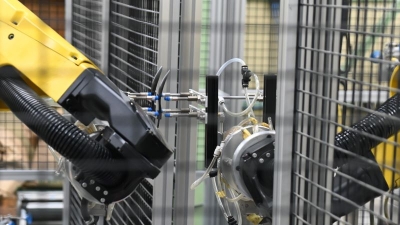 [ロボットが活躍する現場vol.36]樹脂成形の現場が一変！ ５年で生産性２倍に【後編】／……