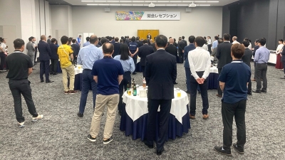 開会レセプションで懇親深める