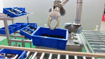 やわらかいハンドで通い箱をつかむ／ブリヂストン ソフトロボティクス ベンチャーズ 