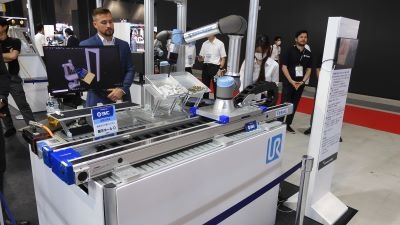 安全柵不要の走行軸でリーチ拡大／ユニバーサルロボット