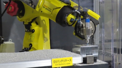  ロボットに回転工具を持たせて切削／ファナック