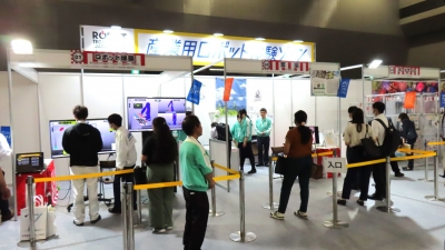 産業用ロボット体験ゾーンで夏祭り気分