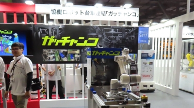 ロボット台車をガチャンと連結／三機