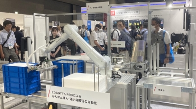 協働ロボットがかんばんを挿入／デンソーウェーブ