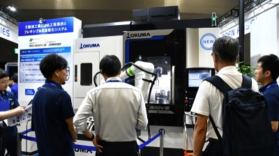 ５軸MC×協働ロボで多品種少量生産を自動化／オークマ
