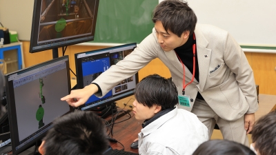 神戸工科高校で遠隔操作型の溶接ロボットの特別授業