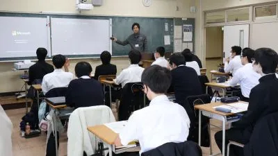 蔵前工科高校で遠隔溶接ロボットの体験授業／高丸工業