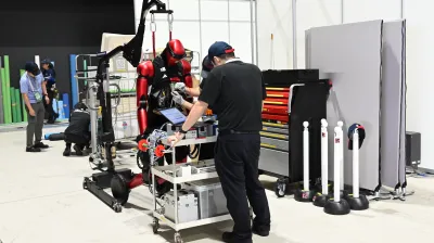 ロボットたちも開幕に向けて…