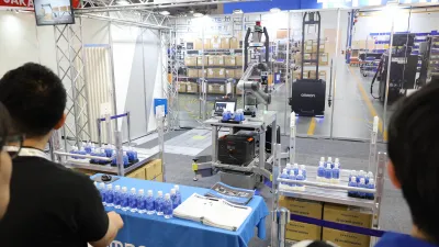 リフト機構を持つAMRを初出品／オムロン